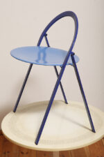 Składane metalowe krzesło "Clio" okrągłym lakierowanym w satynie niebieskim siedziskiem i granatowym oparciem i nogami, projekt Giorgio Cattelan dla firmy Cidue, Włochy, lata 70. - obrazek 65