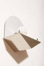 Jednopunktowa lampa ścienna/kinkiet w stylu Art Deco w kształcie wachlarza ze szklanym reliefowym matowym kloszem osadzonym na metalowej podstawie, Egoluce, Włochy, lata 80. - obrazek 25