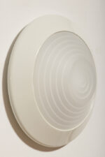 Duża stożkowata jednopunktowa lampa ścienna/kinkiet "Onda" / "Fala" z białą okrągłą metalową oprawą i akrylowym mlecznobiałym półprzepuszczalnym dyfuzorem w promieniście rozchodzącymi się liniami w środku, projekt Ezio Didone dla firmy Arteluce, Włochy, lata 80. - obrazek 22