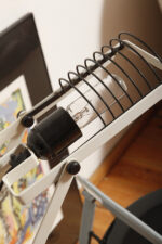 Biała z czarnymi elementami jednopunktowa metalowa lampa biurkowa z serii Syntesi z regulowaną wysokością, projekt Ernesto Gismondi dla Artemide, Włochy, wzór z 1975 roku - obrazek 22