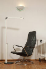 Jednopunktowa metalowa biała lampa ścienna/kinkiet w stylu Memphis z jasnozielonym przeźroczystym otokiem z tworzywa, Niemcy, 2000 rok - obrazek 19