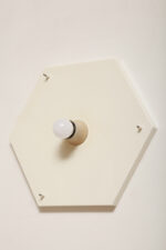 Duża sześcioboczna jednopunktowa mlecznobiała ażurowa lampa ścienna/kinkiet z kloszem z tworzywa (akryl) w kształcie kopuły, Włochy, lata 80. - obrazek 30