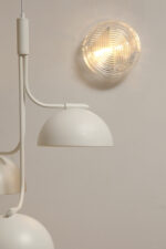 Jednopunktowa okrągła lampa ścienna/kinkiet ze szklanym reliefowym przeźroczystym kloszem w stylu Art Deco w czarnej metalowej oprawie, firma Prisma, Włochy, lata 80. - obrazek 23