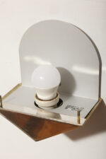 Jednopunktowa lampa ścienna/kinkiet w stylu Art Deco w kształcie wachlarza ze szklanym reliefowym matowym kloszem osadzonym na metalowej podstawie, Egoluce, Włochy, lata 80. - obrazek 26