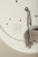 Duża stożkowata jednopunktowa lampa ścienna/kinkiet "Onda" / "Fala" z białą okrągłą metalową oprawą i akrylowym mlecznobiałym półprzepuszczalnym dyfuzorem w promieniście rozchodzącymi się liniami w środku, projekt Ezio Didone dla firmy Arteluce, Włochy, lata 80. - obrazek 23