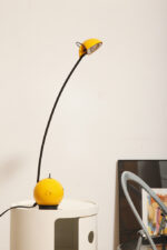 Wysoka jednopunktowa żółta lampa nocna/biurkowa "Alina" z tworzywa (ABS) z regulowaną wysokością nachylenia z czarną podstawą i ruchomym kloszem, Valenti Luce, Włochy, lata 70/80. - obrazek 25
