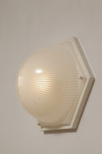 Duża sześcioboczna jednopunktowa mlecznobiała ażurowa lampa ścienna/kinkiet z kloszem z tworzywa (akryl) w kształcie kopuły, Włochy, lata 80. - obrazek 31