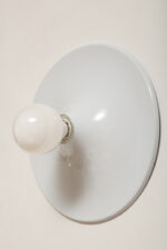 Jednopunktowa okrągła lakierowana na biało w połysku aluminiowa lampa ścienna/kinkiet, Space Age, firma Biffi, Włochy - obrazek 24