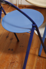 Składane metalowe krzesło "Clio" okrągłym lakierowanym w satynie niebieskim siedziskiem i granatowym oparciem i nogami, projekt Giorgio Cattelan dla firmy Cidue, Włochy, lata 70. - obrazek 51
