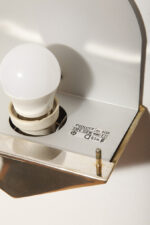 Jednopunktowa lampa ścienna/kinkiet w stylu Art Deco w kształcie wachlarza ze szklanym reliefowym matowym kloszem osadzonym na metalowej podstawie, Egoluce, Włochy, lata 80. - obrazek 24