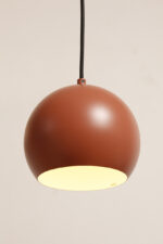 Metalowa jednopunktowa lampa wisząca/sufitowa w kształcie ściętej/otwartej od dołu kuli w kolorze terakotowej czerwieni wisząca na czarnym materiałowym kablu zasilającym, projekt Benny Frandsen dla firmy Frandsen, Dania, po 2000 roku - obrazek 24