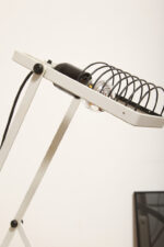 Biała z czarnymi elementami jednopunktowa metalowa lampa biurkowa z serii Syntesi z regulowaną wysokością, projekt Ernesto Gismondi dla Artemide, Włochy, wzór z 1975 roku - obrazek 24