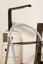 Czarna minimalistyczna jednopunktowa lampa biurkowa ze ściemniaczem "Abele" z metalu i tworzywa, projekt Gianfranco Frattini dla firmy Luci illuminazione (Lucitalia), Włochy, wzór z 1979 roku - obrazek 25