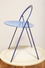 Składane metalowe krzesło "Clio" okrągłym lakierowanym w satynie niebieskim siedziskiem i granatowym oparciem i nogami, projekt Giorgio Cattelan dla firmy Cidue, Włochy, lata 70. - obrazek 2