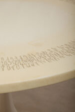 Masywny i ciężki stolik kawowy / pomocnik / typu "Tulip" z okrągłym kamiennym/marmurowym blatem na metalowej rozszerzającej się do dołu nodze w stylu projektów Eero Saarinena, Space Age, Włochy, lata 70. - obrazek 41