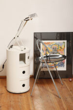 Biała z czarnymi elementami jednopunktowa metalowa lampa biurkowa z serii Syntesi z regulowaną wysokością, projekt Ernesto Gismondi dla Artemide, Włochy, wzór z 1975 roku - obrazek 25