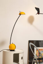 Wysoka jednopunktowa żółta lampa nocna/biurkowa "Alina" z tworzywa (ABS) z regulowaną wysokością nachylenia z czarną podstawą i ruchomym kloszem, Valenti Luce, Włochy, lata 70/80. - obrazek 28