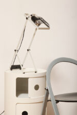 Biała z czarnymi elementami jednopunktowa metalowa lampa biurkowa z serii Syntesi z regulowaną wysokością, projekt Ernesto Gismondi dla Artemide, Włochy, wzór z 1975 roku - obrazek 26