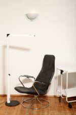 Smukła metalowa minimalistyczna, jednopunktowa, postmodernistyczna biała z czarnymi elementami lampa podłogowa "Veronica", Gianfranco Frattini dla Luci illuminazione (Lucitalia), Włochy, wzór z 1979 roku - obrazek 27