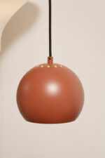 Metalowa jednopunktowa lampa wisząca/sufitowa w kształcie ściętej/otwartej od dołu kuli w kolorze terakotowej czerwieni wisząca na czarnym materiałowym kablu zasilającym, projekt Benny Frandsen dla firmy Frandsen, Dania, po 2000 roku - obrazek 27