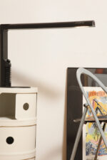 Czarna minimalistyczna jednopunktowa lampa biurkowa ze ściemniaczem "Abele" z metalu i tworzywa, projekt Gianfranco Frattini dla firmy Luci illuminazione (Lucitalia), Włochy, wzór z 1979 roku - obrazek 28