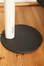 Smukła metalowa minimalistyczna, jednopunktowa, postmodernistyczna biała z czarnymi elementami lampa podłogowa "Veronica", Gianfranco Frattini dla Luci illuminazione (Lucitalia), Włochy, wzór z 1979 roku - obrazek 28