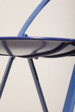 Składane metalowe krzesło "Clio" okrągłym granatowym siedziskiem i niebieskim oparciem i nogami, projekt Giorgio Cattelan dla firmy Cidue, Włochy, lata 70. - obrazek 38