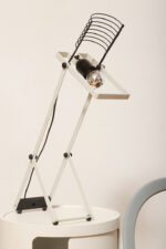 Biała z czarnymi elementami jednopunktowa metalowa lampa biurkowa z serii Syntesi z regulowaną wysokością, projekt Ernesto Gismondi dla Artemide, Włochy, wzór z 1975 roku - obrazek 28