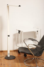 Smukła metalowa minimalistyczna, jednopunktowa, postmodernistyczna biała z czarnymi elementami lampa podłogowa "Veronica", Gianfranco Frattini dla Luci illuminazione (Lucitalia), Włochy, wzór z 1979 roku - obrazek 29