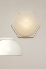 Duża sześcioboczna jednopunktowa mlecznobiała ażurowa lampa ścienna/kinkiet z kloszem z tworzywa (akryl) w kształcie kopuły, Włochy, lata 80. - obrazek 32