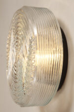 Jednopunktowa okrągła lampa ścienna/kinkiet ze szklanym reliefowym przeźroczystym kloszem w stylu Art Deco w czarnej metalowej oprawie, firma Prisma, Włochy, lata 80. - obrazek 29