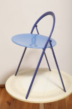 Składane metalowe krzesło "Clio" okrągłym lakierowanym w satynie niebieskim siedziskiem i granatowym oparciem i nogami, projekt Giorgio Cattelan dla firmy Cidue, Włochy, lata 70. - obrazek 53