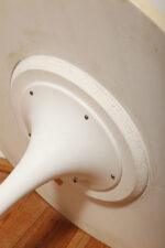 Masywny i ciężki stolik kawowy / pomocnik / typu "Tulip" z okrągłym kamiennym/marmurowym blatem na metalowej rozszerzającej się do dołu nodze w stylu projektów Eero Saarinena, Space Age, Włochy, lata 70. - obrazek 46