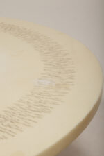 Masywny i ciężki stolik kawowy / pomocnik / typu "Tulip" z okrągłym kamiennym/marmurowym blatem na metalowej rozszerzającej się do dołu nodze w stylu projektów Eero Saarinena, Space Age, Włochy, lata 70. - obrazek 48