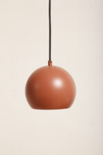 Metalowa jednopunktowa lampa wisząca/sufitowa w kształcie ściętej/otwartej od dołu kuli w kolorze terakotowej czerwieni wisząca na czarnym materiałowym kablu zasilającym, projekt Benny Frandsen dla firmy Frandsen, Dania, po 2000 roku - obrazek 29