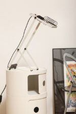 Biała z czarnymi elementami jednopunktowa metalowa lampa biurkowa z serii Syntesi z regulowaną wysokością, projekt Ernesto Gismondi dla Artemide, Włochy, wzór z 1975 roku - obrazek 29