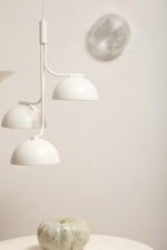 Jednopunktowa okrągła lampa ścienna/kinkiet ze szklanym reliefowym przeźroczystym kloszem w stylu Art Deco w czarnej metalowej oprawie, firma Prisma, Włochy, lata 80. - obrazek 30