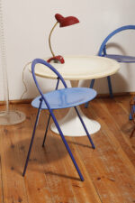 Składane metalowe krzesło "Clio" okrągłym lakierowanym w satynie niebieskim siedziskiem i granatowym oparciem i nogami, projekt Giorgio Cattelan dla firmy Cidue, Włochy, lata 70. - obrazek 63