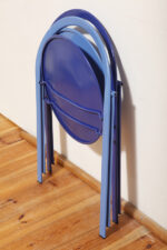 Składane metalowe krzesło "Clio" okrągłym granatowym siedziskiem i niebieskim oparciem i nogami, projekt Giorgio Cattelan dla firmy Cidue, Włochy, lata 70. - obrazek 4
