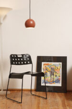 Metalowa jednopunktowa lampa wisząca/sufitowa w kształcie ściętej/otwartej od dołu kuli w kolorze terakotowej czerwieni wisząca na czarnym materiałowym kablu zasilającym, projekt Benny Frandsen dla firmy Frandsen, Dania, po 2000 roku - obrazek 3