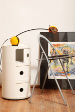 Wysoka jednopunktowa żółta lampa nocna/biurkowa "Alina" z tworzywa (ABS) z regulowaną wysokością nachylenia z czarną podstawą i ruchomym kloszem, Valenti Luce, Włochy, lata 70/80. - obrazek 4