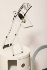 Biała z czarnymi elementami jednopunktowa metalowa lampa biurkowa z serii Syntesi z regulowaną wysokością, projekt Ernesto Gismondi dla Artemide, Włochy, wzór z 1975 roku - obrazek 2