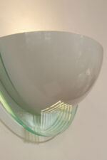 Jednopunktowa metalowa biała lampa ścienna/kinkiet w stylu Memphis z jasnozielonym przeźroczystym otokiem z tworzywa, Niemcy, 2000 rok - obrazek 8