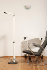 Smukła metalowa minimalistyczna, jednopunktowa, postmodernistyczna biała z czarnymi elementami lampa podłogowa "Veronica", Gianfranco Frattini dla Luci illuminazione (Lucitalia), Włochy, wzór z 1979 roku - obrazek 3