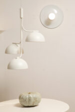 Jednopunktowa okrągła lakierowana na biało w połysku aluminiowa lampa ścienna/kinkiet, Space Age, firma Biffi, Włochy - obrazek 3