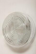 Jednopunktowa okrągła lampa ścienna/kinkiet ze szklanym reliefowym przeźroczystym kloszem w stylu Art Deco w czarnej metalowej oprawie, firma Prisma, Włochy, lata 80. - obrazek 3