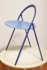 Składane metalowe krzesło "Clio" okrągłym lakierowanym w satynie niebieskim siedziskiem i granatowym oparciem i nogami, projekt Giorgio Cattelan dla firmy Cidue, Włochy, lata 70. - obrazek 4