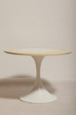 Masywny i ciężki stolik kawowy / pomocnik / typu "Tulip" z okrągłym kamiennym/marmurowym blatem na metalowej rozszerzającej się do dołu nodze w stylu projektów Eero Saarinena, Space Age, Włochy, lata 70. - obrazek 5