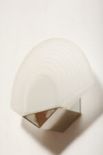 Jednopunktowa lampa ścienna/kinkiet w stylu Art Deco w kształcie wachlarza ze szklanym reliefowym matowym kloszem osadzonym na metalowej podstawie, Egoluce, Włochy, lata 80. - obrazek 3