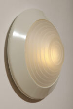 Duża stożkowata jednopunktowa lampa ścienna/kinkiet "Onda" / "Fala" z białą okrągłą metalową oprawą i akrylowym mlecznobiałym półprzepuszczalnym dyfuzorem w promieniście rozchodzącymi się liniami w środku, projekt Ezio Didone dla firmy Arteluce, Włochy, lata 80. - obrazek 3